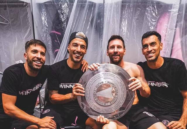 FB体育平台-卫冕冠军再战巅峰,豪门对决引发观赏狂潮