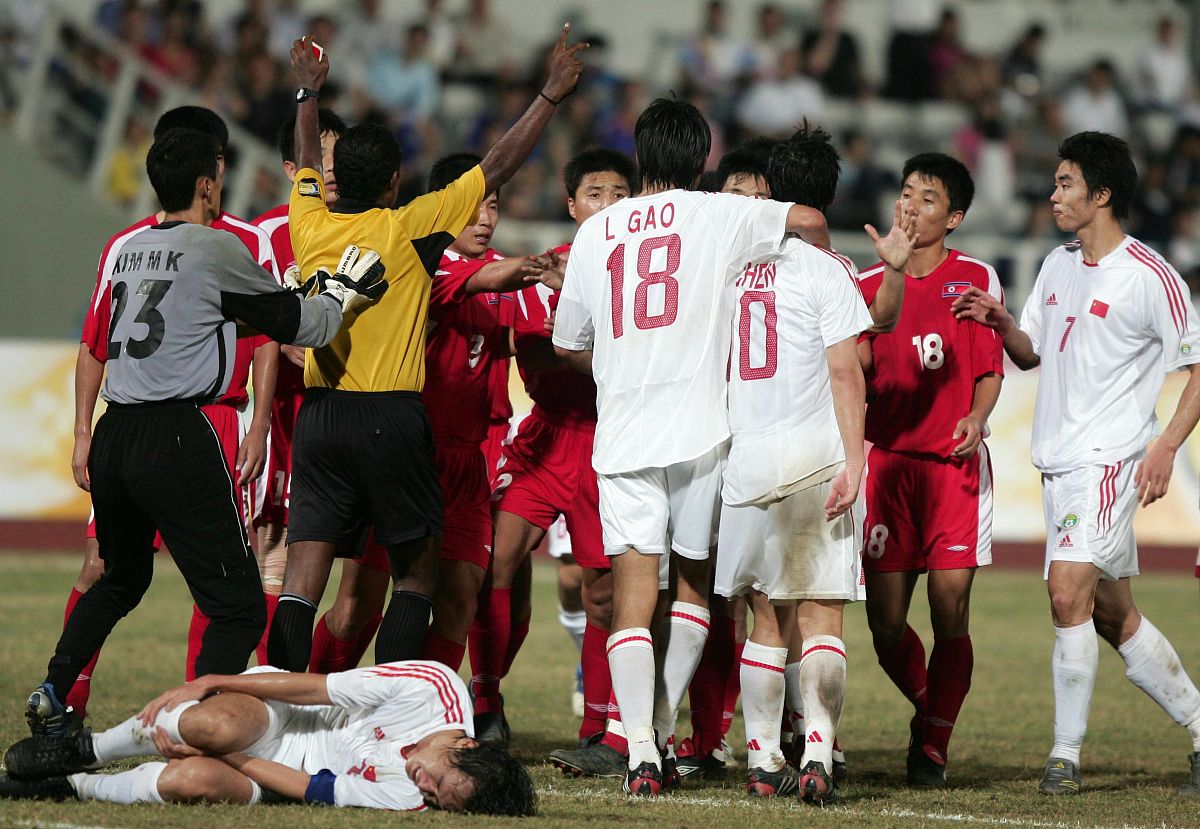 FB体育官方网站-世界级对手交锋,球场上掀起波澜