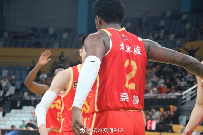 广厦男篮实现逆转,绝佳表现引发球迷狂欢 广厦男篮实现逆转,绝佳表现引发球迷狂欢