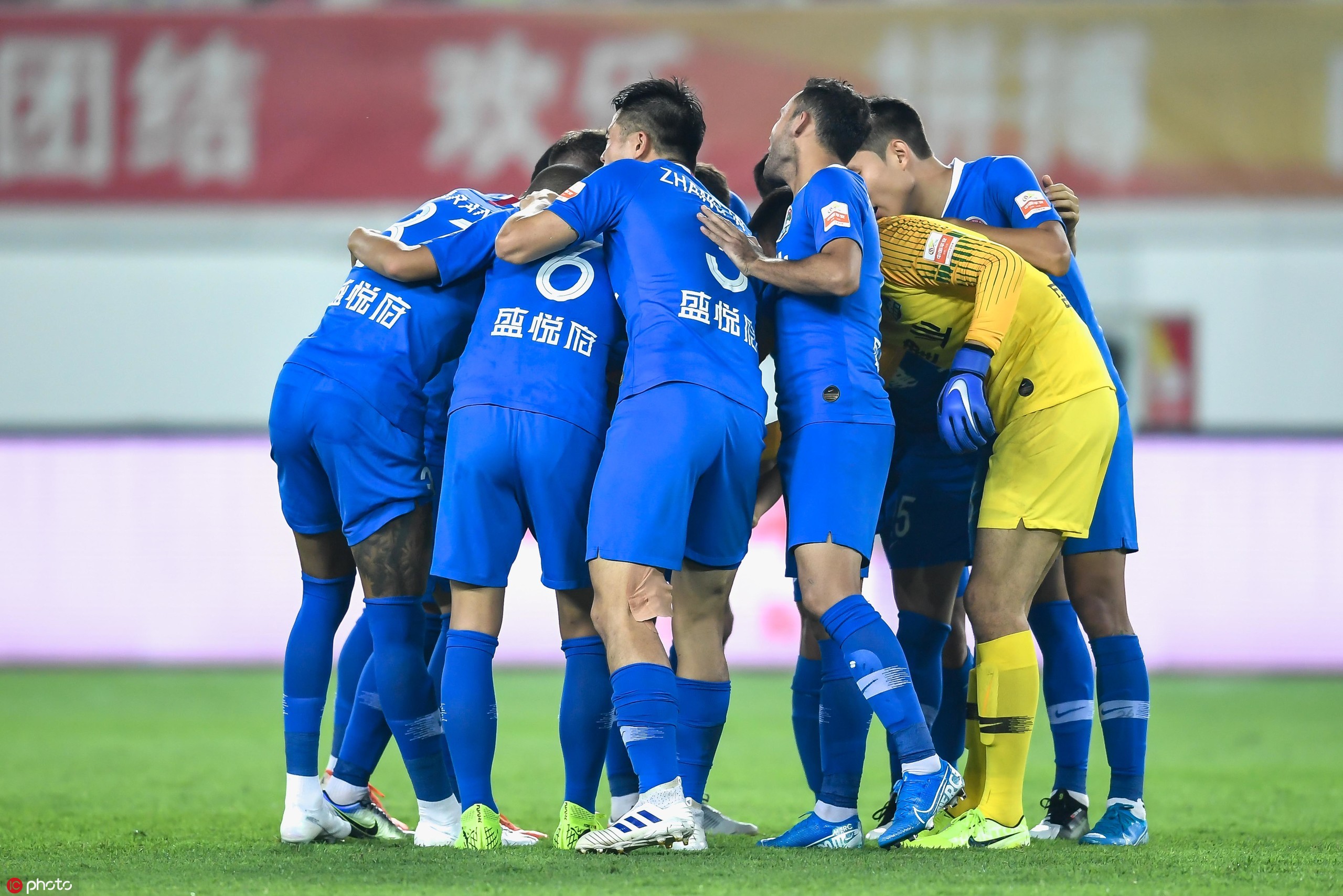 莱切斯特城客场惜败,客场表现成为争议焦点 莱切斯特城客场惜败,客场表现成为争议焦点