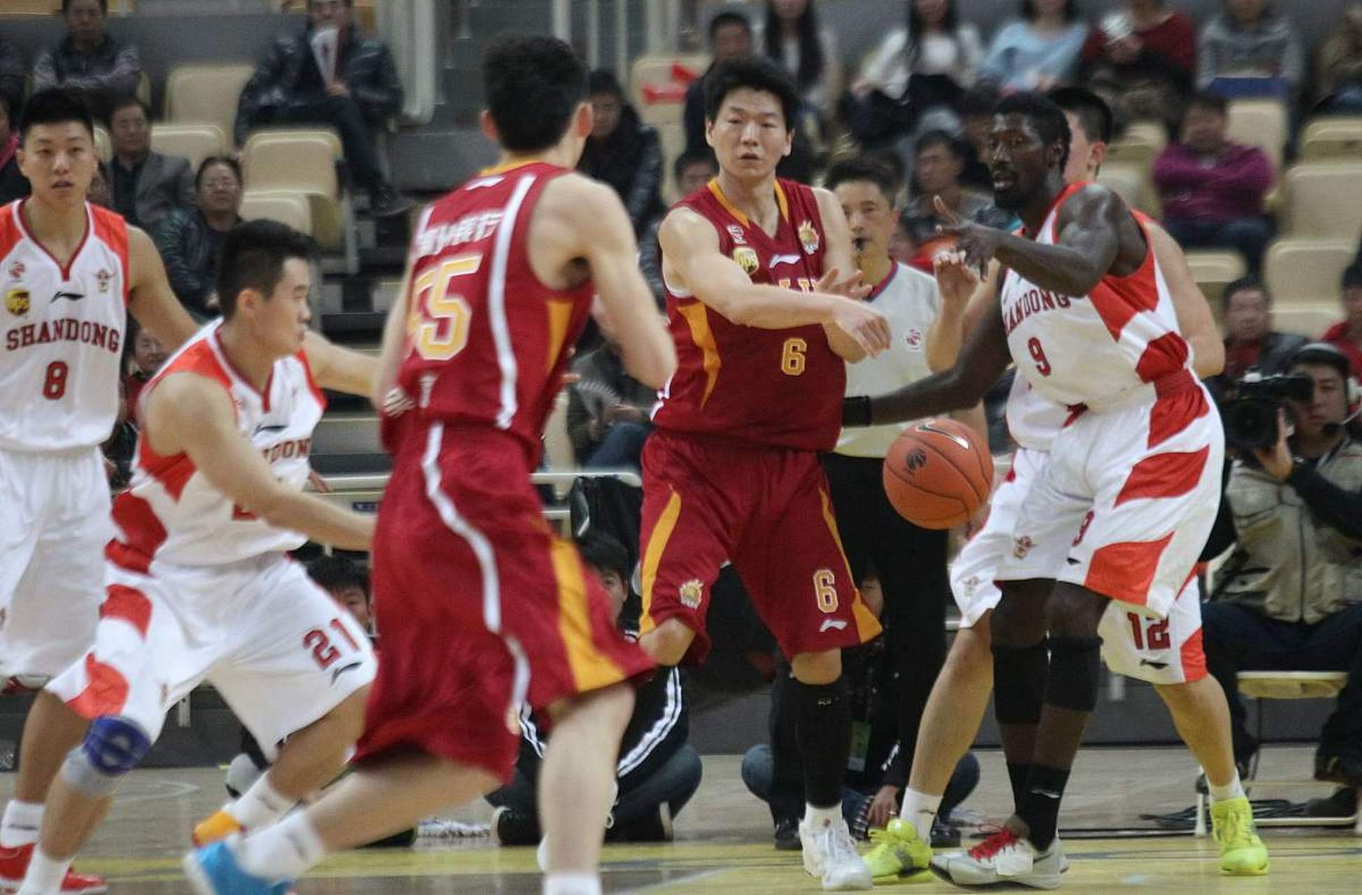 球员们在比赛中硬碰硬,赛场上呈现激烈对抗 球员们在比赛中硬碰硬,赛场上呈现激烈对抗