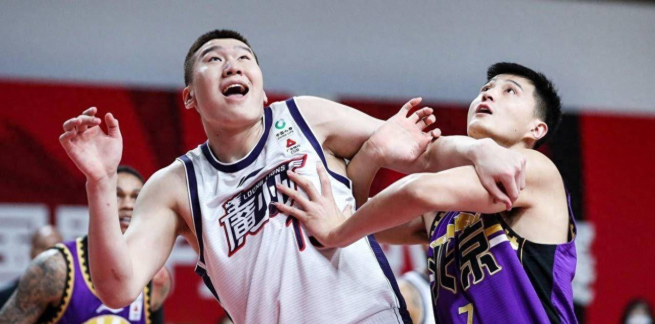 双雄对决,激烈比拼展现球员实力 双雄对决,激烈比拼展现球员实力