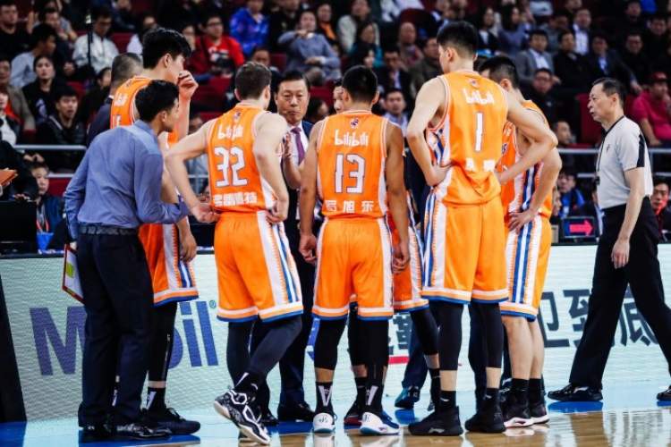 FB体育-策略拼杀！双方教练用兵如神