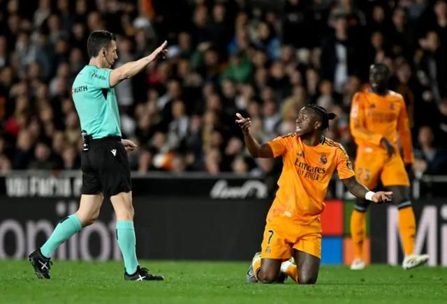 FB体育官网-皇马门将遭遇批评,连续失球表现堪忧