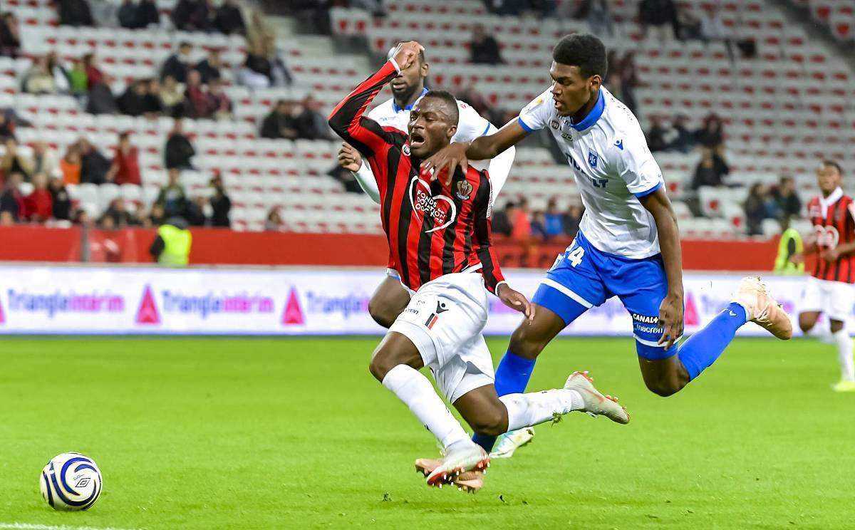 FB体育平台-圣埃蒂安主场击败劲敌暂霸积分榜