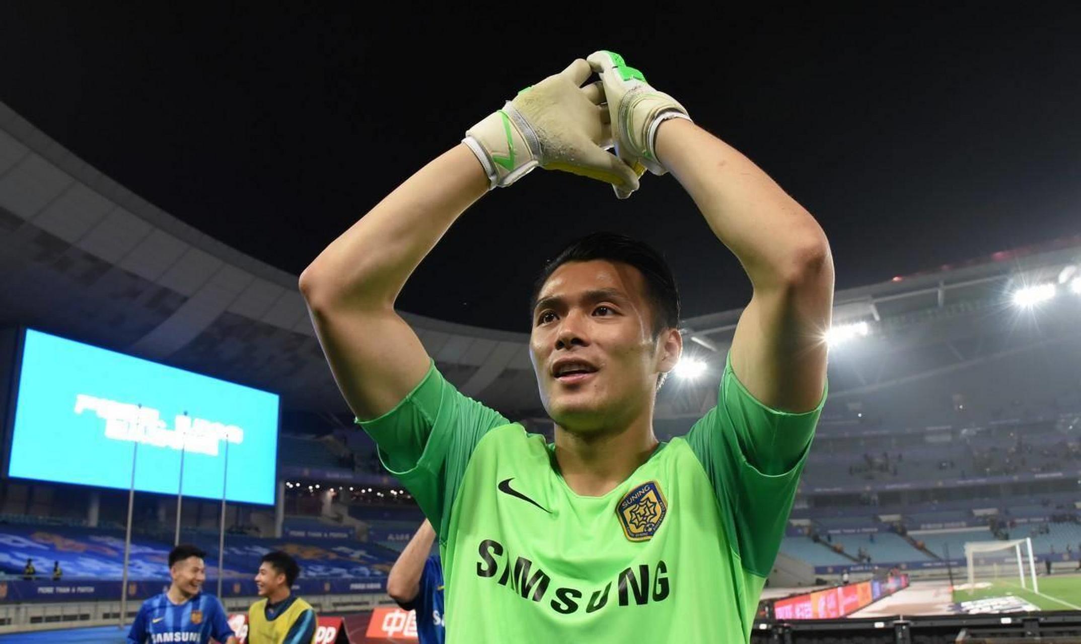 中超新赛季首轮比赛创下多项纪录,球迷目不转睛 中超新赛季首轮比赛创下多项纪录,球迷目不转睛