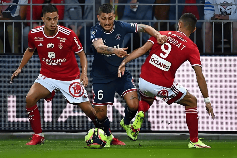 里尔主场扩大领先优势,稳坐榜首位置 里尔主场扩大领先优势,稳坐榜首位置