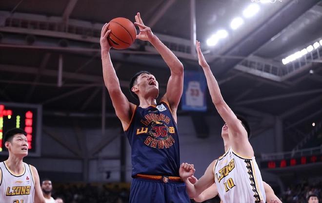 江苏男篮外援发挥出色，助力球队胜利