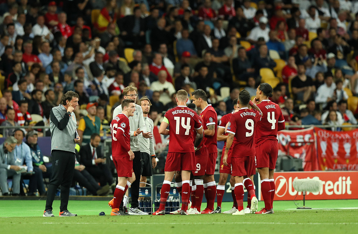 FB体育-AC米兰球迷为球队制作特别支持旗,场面壮观