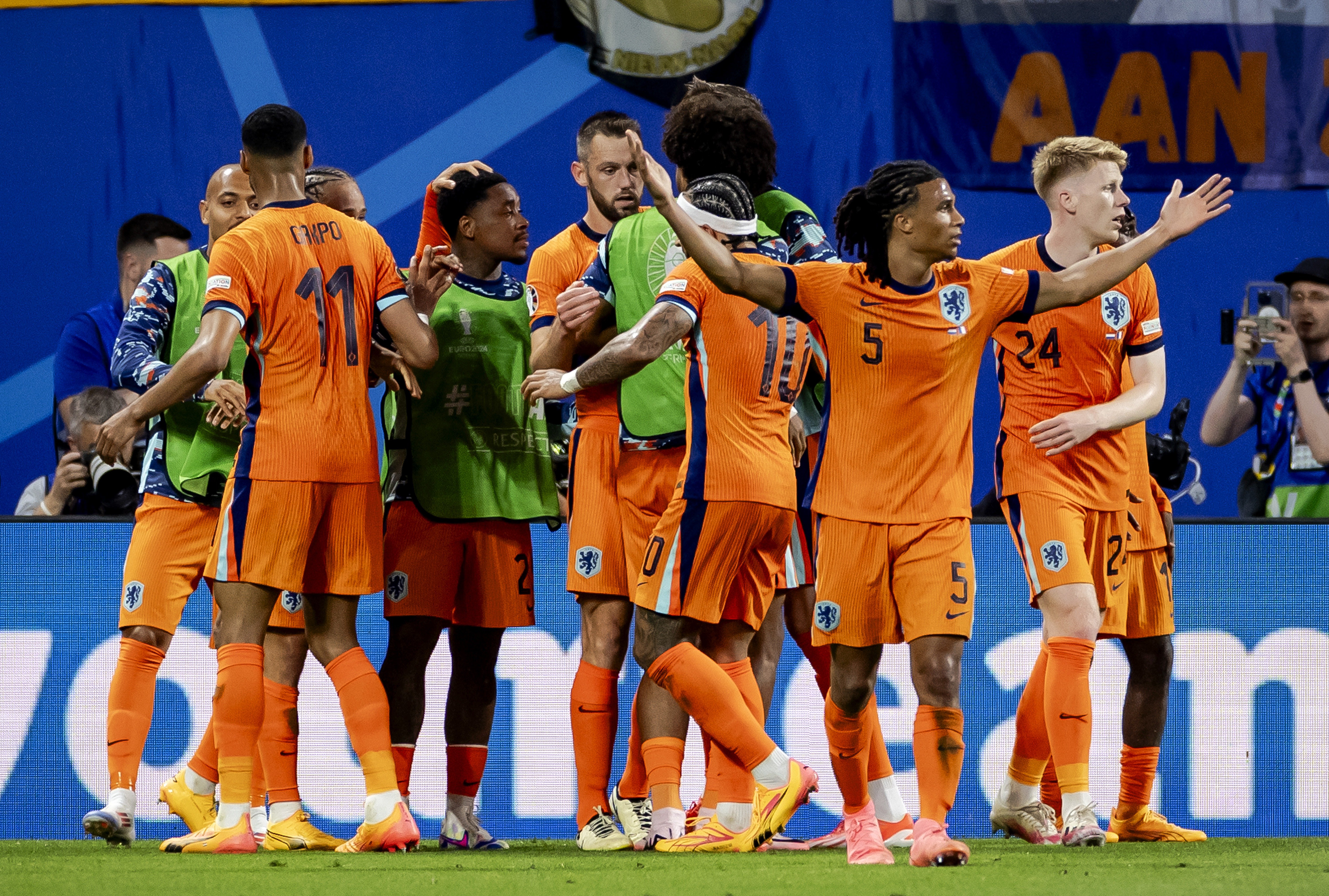 波兰队连续胜出,成功进入欧洲杯半决赛! 波兰队连续胜出,成功进入欧洲杯半决赛!