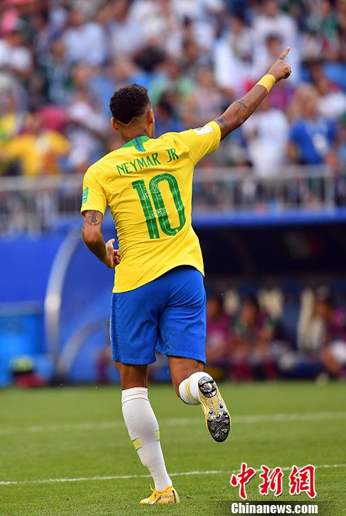 惊险瞬间:巴西和墨西哥排球队大战迎来演义 惊险瞬间:巴西和墨西哥排球队大战迎来演义