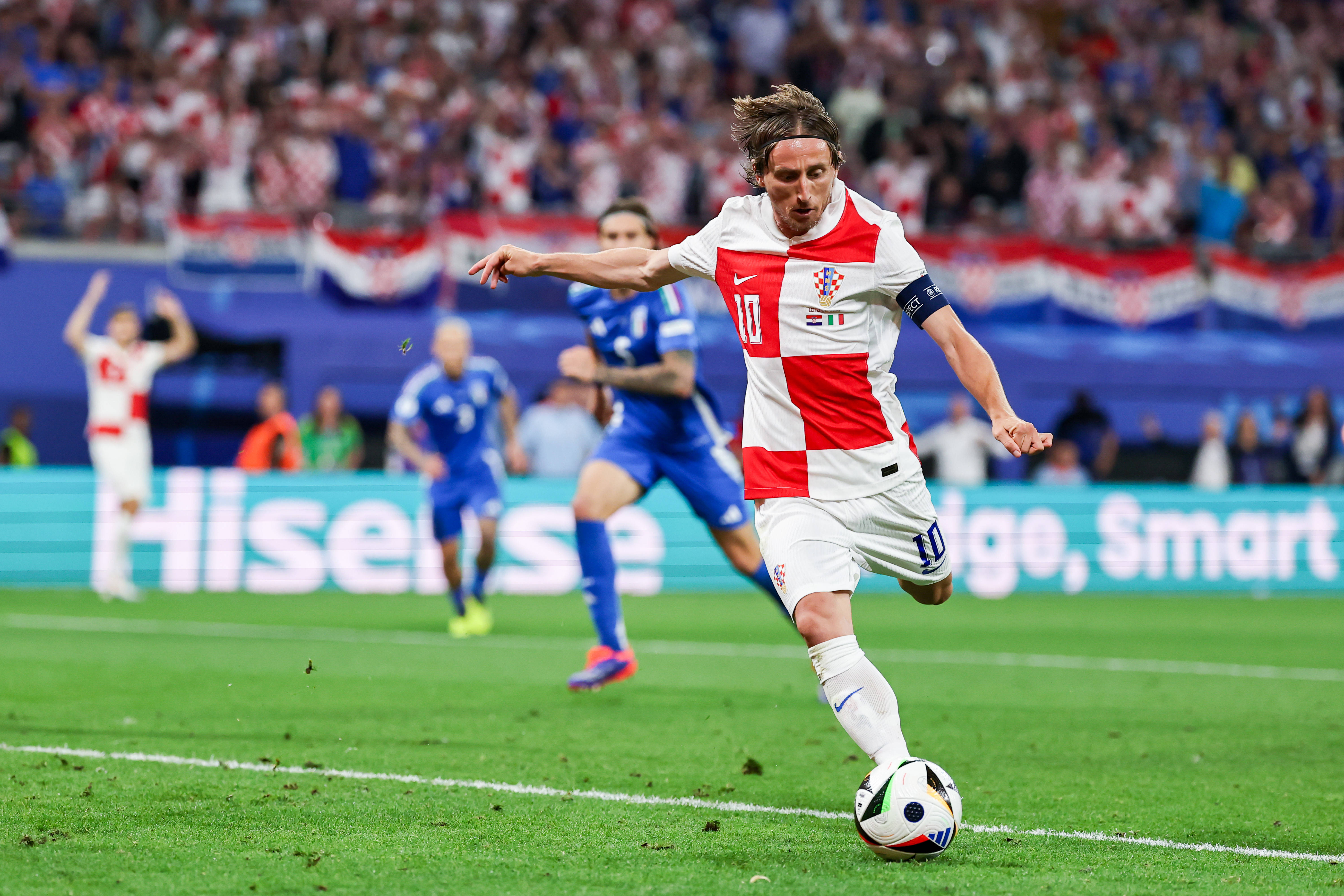 FB体育官方网站-英格兰2-1险胜克罗地亚,提前晋级欧洲杯八强