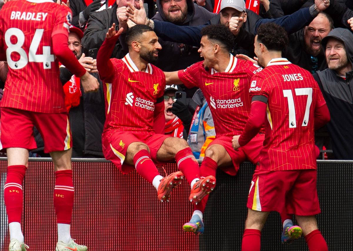 曼联主场大胜,跻身英超前四 曼联主场大胜,跻身英超前四