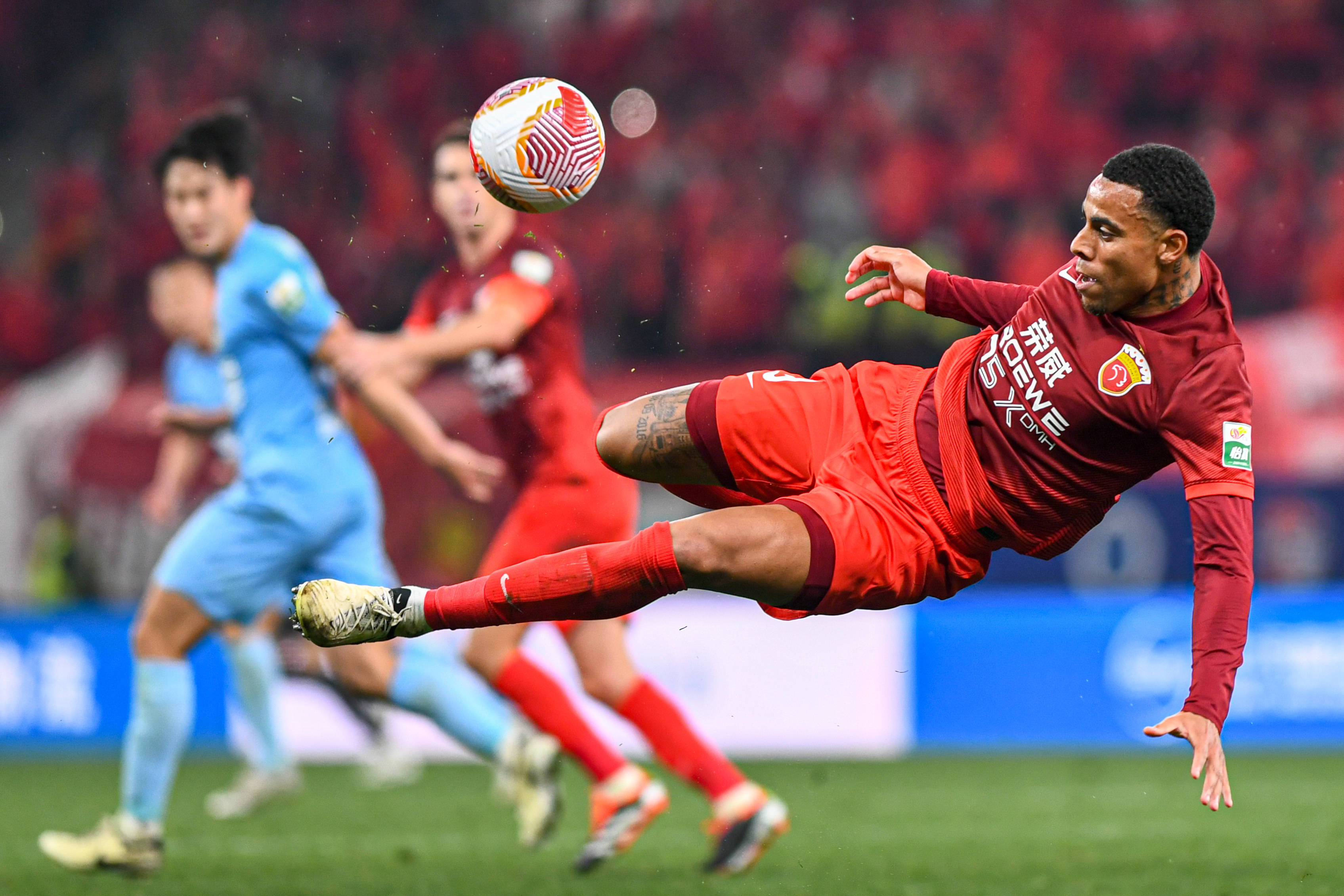 足球赛场上发生精彩瞬间震撼球迷 足球赛场上发生精彩瞬间震撼球迷