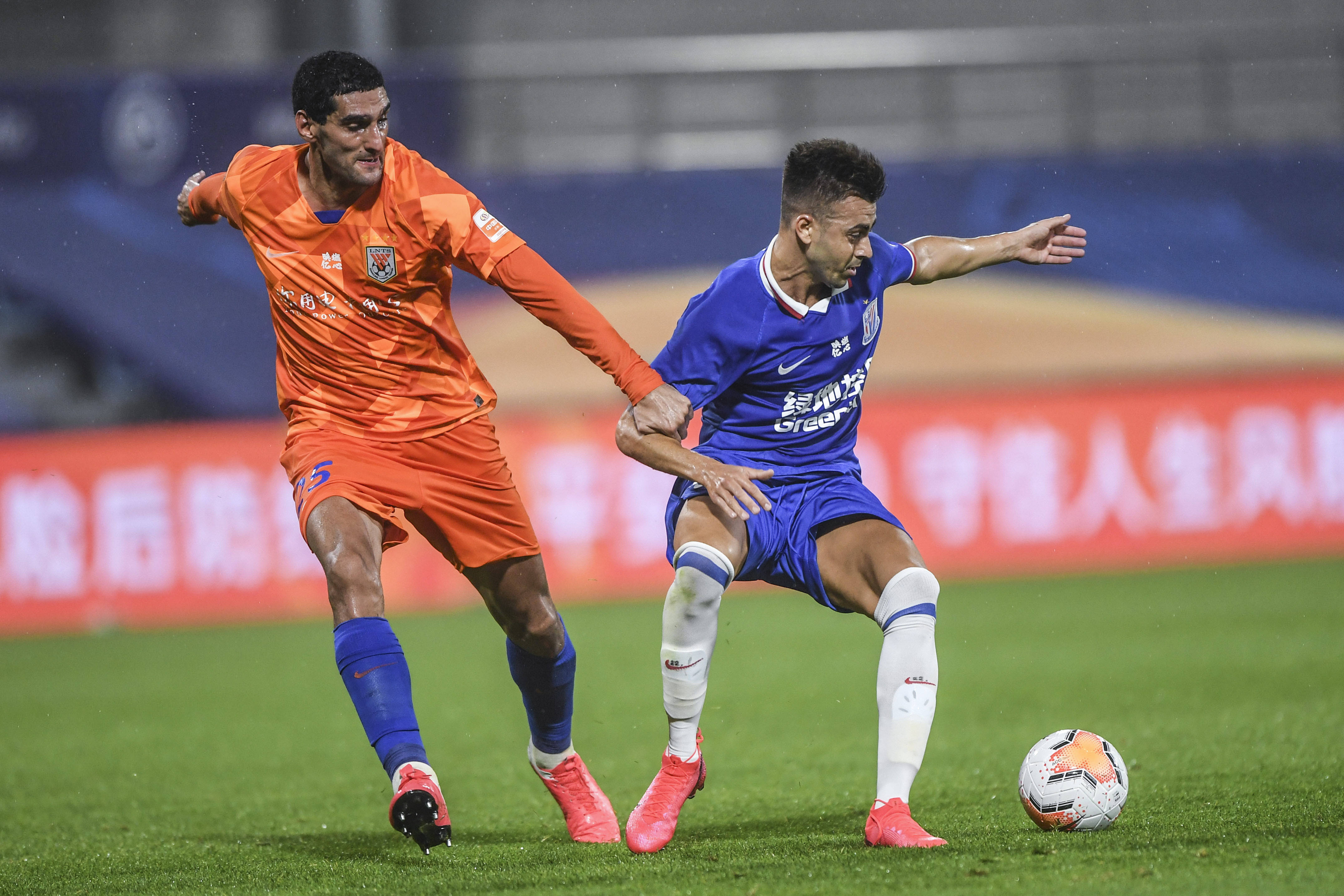 FB体育平台-厄瓜多尔的比尔包揽全场进球,带领球队取胜