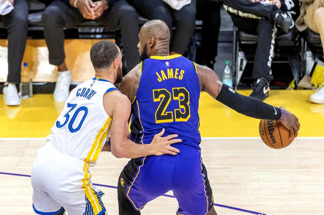 FB体育平台-勇士主场擒下猛龙，豪取三连胜！