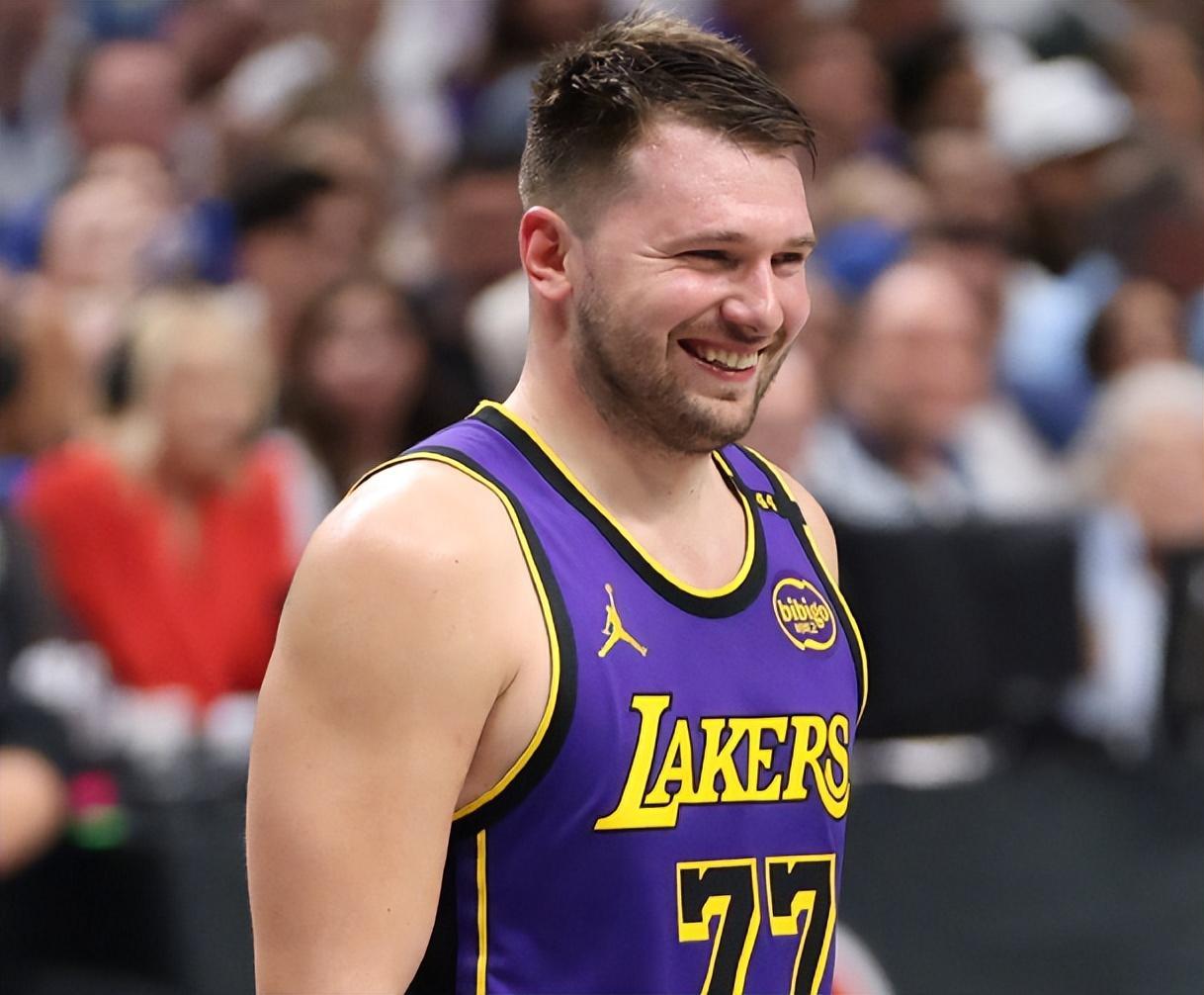 FB体育官网-卢卡折尔客场逆转胜，球队客场征战展现出色实力