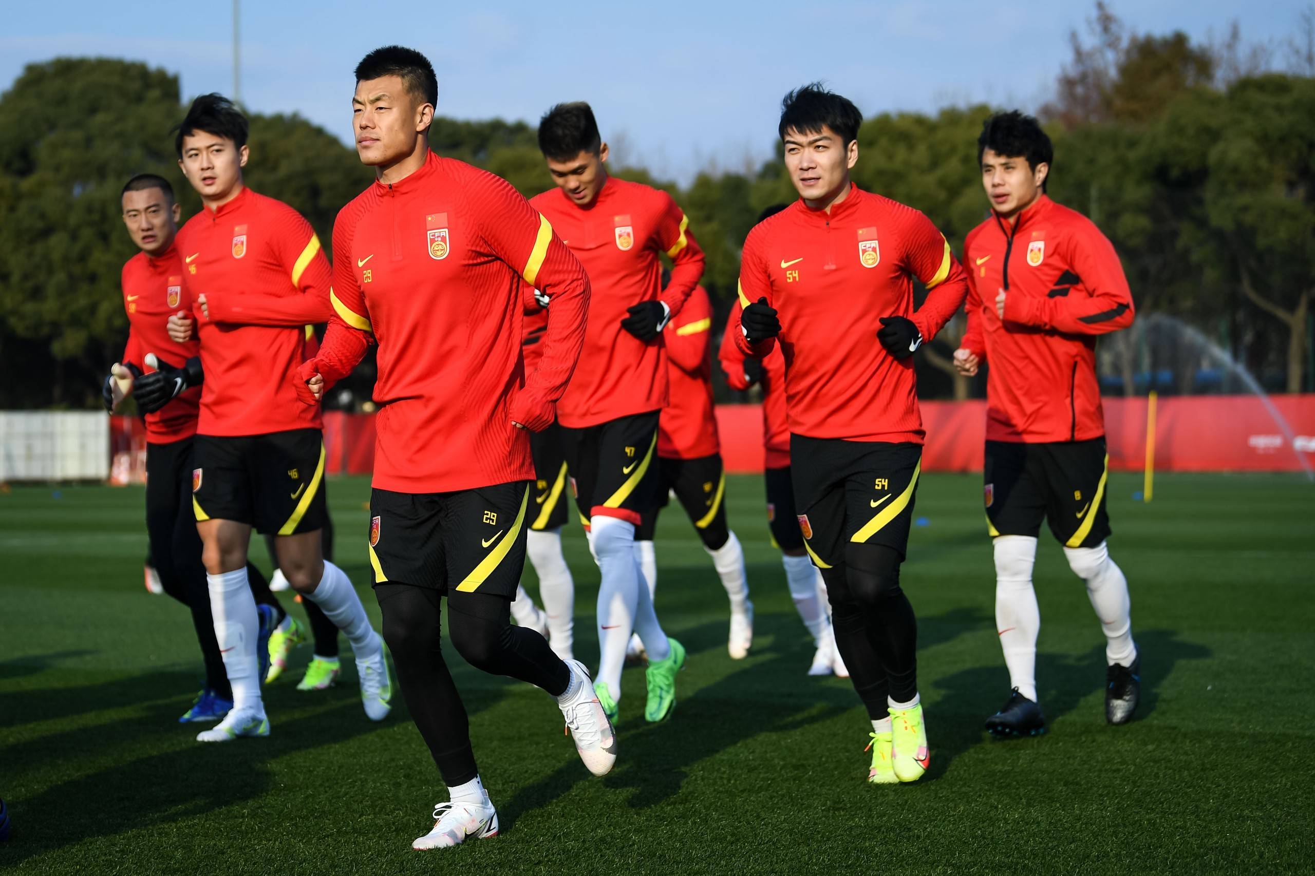 FB体育平台-重要国际足球赛事中，中国球员表现强势