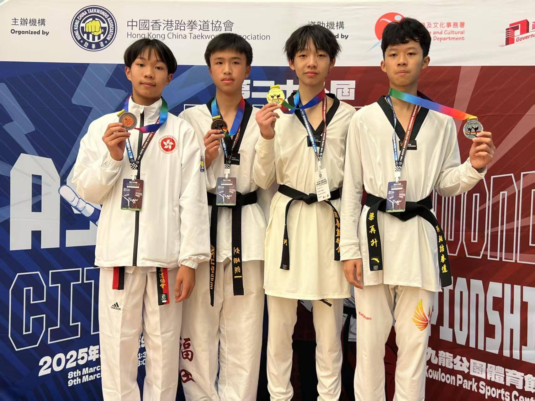 泰国选手在跆拳道赛中取得胜利 泰国选手在跆拳道赛中取得胜利