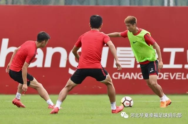 FB体育官网-沙尔克球队团结一心，备战下一场强敌